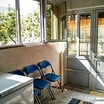 بالقرب من المطار