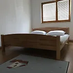بالقرب من المطار شقة